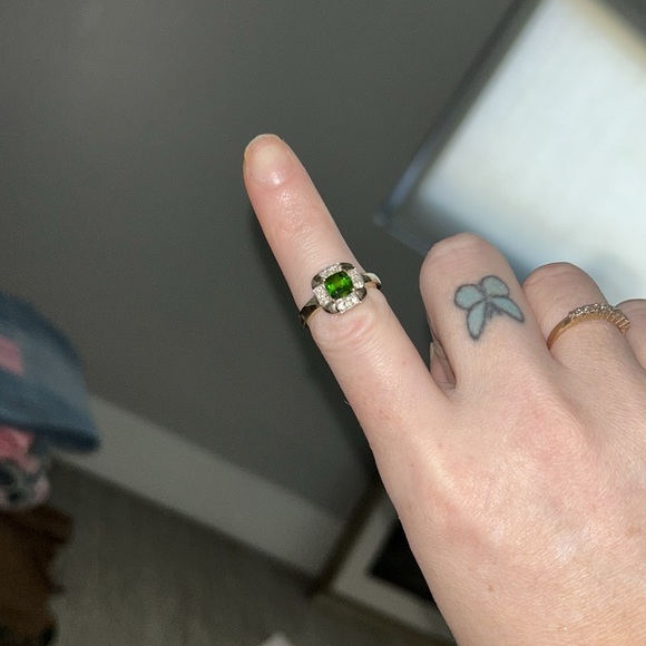 Vintage estate solid 10kt diamond and peridot ring - Picture 6 of 9